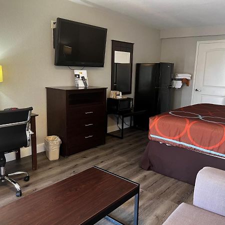 Отель Super 8 By Wyndham Mont Belvieu - Baytown East Экстерьер фото
