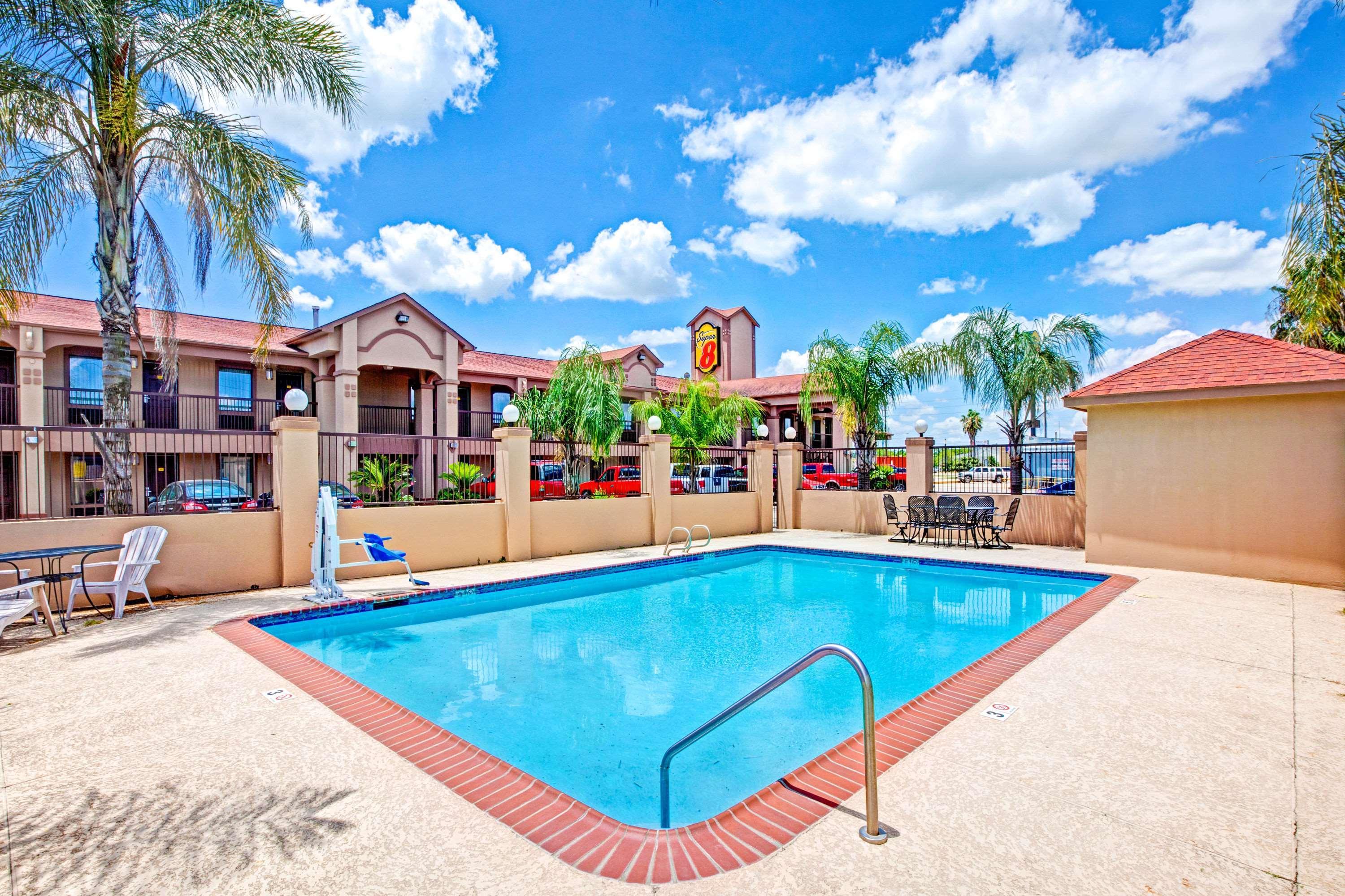 Отель Super 8 By Wyndham Mont Belvieu - Baytown East Экстерьер фото