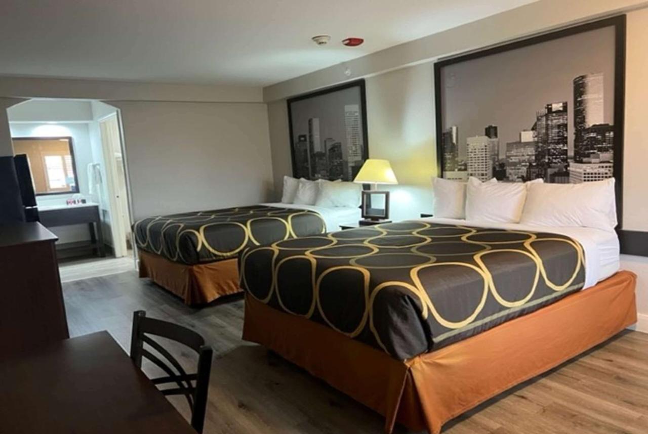 Отель Super 8 By Wyndham Mont Belvieu - Baytown East Экстерьер фото