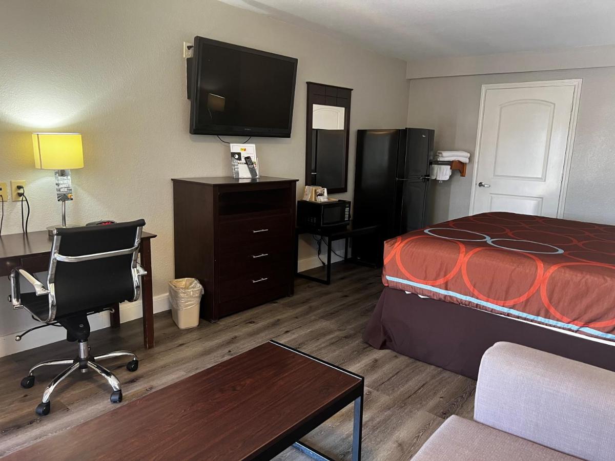 Отель Super 8 By Wyndham Mont Belvieu - Baytown East Экстерьер фото