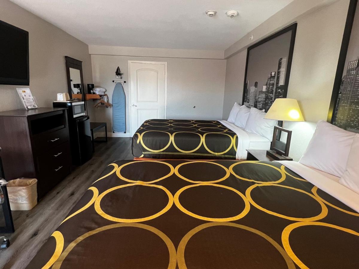 Отель Super 8 By Wyndham Mont Belvieu - Baytown East Экстерьер фото